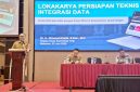 Kepala Dinas Kominfotik NTB, Dr. H. Ahsanul Khalik, S.Sos., M.H. (kiri), saat berbicara pada pembukaan Lokakarya Persiapan Teknis Integrasi Data Portal NTB Satu Data dengan Portal PELITA Kemendagri di Mataram, Senin (2/6/2026). (Foto: Diskominfotik NTB).