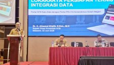 Kepala Dinas Kominfotik NTB, Dr. H. Ahsanul Khalik, S.Sos., M.H. (kiri), saat berbicara pada pembukaan Lokakarya Persiapan Teknis Integrasi Data Portal NTB Satu Data dengan Portal PELITA Kemendagri di Mataram, Senin (2/6/2026). (Foto: Diskominfotik NTB).