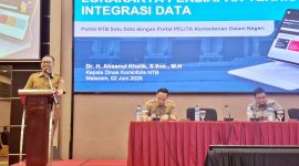 Kepala Dinas Kominfotik NTB, Dr. H. Ahsanul Khalik, S.Sos., M.H. (kiri), saat berbicara pada pembukaan Lokakarya Persiapan Teknis Integrasi Data Portal NTB Satu Data dengan Portal PELITA Kemendagri di Mataram, Senin (2/6/2026). (Foto: Diskominfotik NTB).