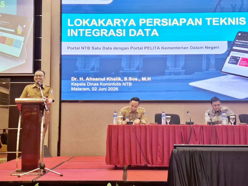 Kepala Dinas Kominfotik NTB, Dr. H. Ahsanul Khalik, S.Sos., M.H. (kiri), saat berbicara pada pembukaan Lokakarya Persiapan Teknis Integrasi Data Portal NTB Satu Data dengan Portal PELITA Kemendagri di Mataram, Senin (2/6/2026). (Foto: Diskominfotik NTB).