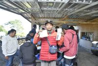 Pelaku jasa wisata di kawasan Gunung Rinjani menunjukkan penggunaan layanan QRIS Cross Border dari Bank NTB Syariah untuk memudahkan transaksi wisatawan domestik dan mancanegara. (Foto: istimewa)