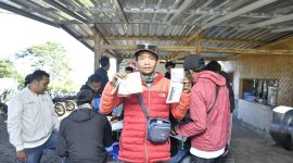 Pelaku jasa wisata di kawasan Gunung Rinjani menunjukkan penggunaan layanan QRIS Cross Border dari Bank NTB Syariah untuk memudahkan transaksi wisatawan domestik dan mancanegara. (Foto: istimewa)