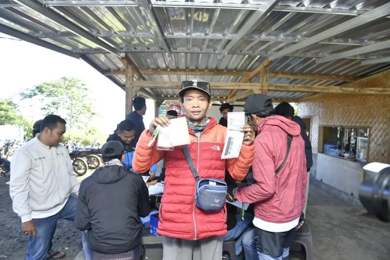 Pelaku jasa wisata di kawasan Gunung Rinjani menunjukkan penggunaan layanan QRIS Cross Border dari Bank NTB Syariah untuk memudahkan transaksi wisatawan domestik dan mancanegara. (Foto: istimewa)