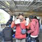 Pelaku jasa wisata di kawasan Gunung Rinjani menunjukkan penggunaan layanan QRIS Cross Border dari Bank NTB Syariah untuk memudahkan transaksi wisatawan domestik dan mancanegara. (Foto: istimewa)