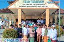 Tokoh masyarakat Lombok Barat, H. Lalu Daryadi (tengah), berfoto bersama keluarga besar umat Budhayana usai menghadiri rangkaian perayaan Tri Suci Waisak di Vihara Virya Dharma, Desa Mareje, Lembar, Lombok Barat, Senin (1/6/2026). (Foto: Istimewa)