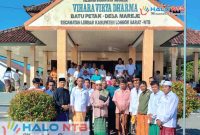Tokoh masyarakat Lombok Barat, H. Lalu Daryadi (tengah), berfoto bersama keluarga besar umat Budhayana usai menghadiri rangkaian perayaan Tri Suci Waisak di Vihara Virya Dharma, Desa Mareje, Lembar, Lombok Barat, Senin (1/6/2026). (Foto: Istimewa)
