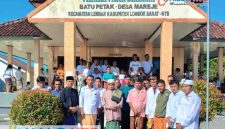 Tokoh masyarakat Lombok Barat, H. Lalu Daryadi (tengah), berfoto bersama keluarga besar umat Budhayana usai menghadiri rangkaian perayaan Tri Suci Waisak di Vihara Virya Dharma, Desa Mareje, Lembar, Lombok Barat, Senin (1/6/2026). (Foto: Istimewa)