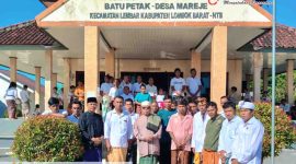 Tokoh masyarakat Lombok Barat, H. Lalu Daryadi (tengah), berfoto bersama keluarga besar umat Budhayana usai menghadiri rangkaian perayaan Tri Suci Waisak di Vihara Virya Dharma, Desa Mareje, Lembar, Lombok Barat, Senin (1/6/2026). (Foto: Istimewa)