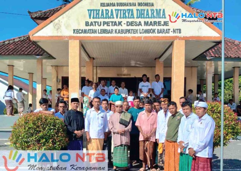 Tokoh masyarakat Lombok Barat, H. Lalu Daryadi (tengah), berfoto bersama keluarga besar umat Budhayana usai menghadiri rangkaian perayaan Tri Suci Waisak di Vihara Virya Dharma, Desa Mareje, Lembar, Lombok Barat, Senin (1/6/2026). (Foto: Istimewa)