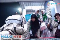 Jemaah haji yang tergabung dalam Kloter 1 Lombok Timur sujud syukur setibanya di BIZAM pada Selasa, (2/6/2026). (Foto: Istimewa).