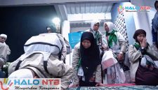Jemaah haji yang tergabung dalam Kloter 1 Lombok Timur sujud syukur setibanya di BIZAM pada Selasa, (2/6/2026). (Foto: Istimewa).