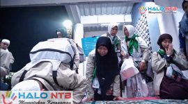 Jemaah haji yang tergabung dalam Kloter 1 Lombok Timur sujud syukur setibanya di BIZAM pada Selasa, (2/6/2026). (Foto: Istimewa).