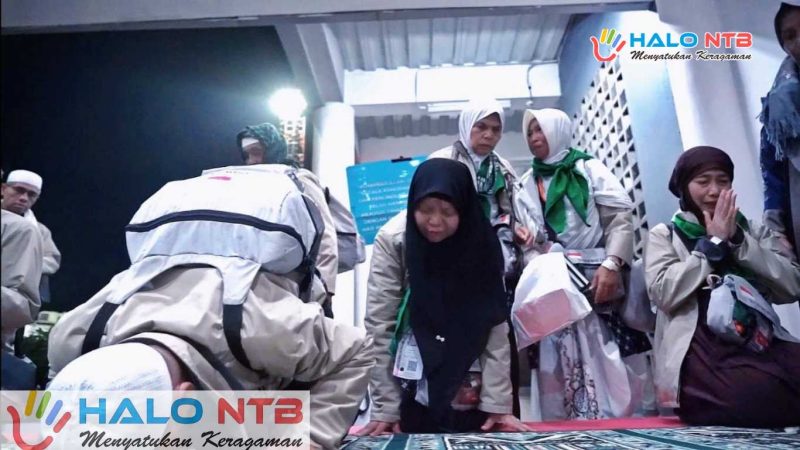 Jemaah haji yang tergabung dalam Kloter 1 Lombok Timur sujud syukur setibanya di BIZAM pada Selasa, (2/6/2026). (Foto: Istimewa).