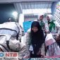 Jemaah haji yang tergabung dalam Kloter 1 Lombok Timur sujud syukur setibanya di BIZAM pada Selasa, (2/6/2026). (Foto: Istimewa).