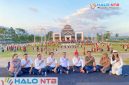 Kepala Dinas Kebudayaan Provinsi NTB, Muhamad Ihwan (tengah baju putih), berpose bersama jajaran dinas dan tim kreatif usai meninjau latihan tarian kolosal 