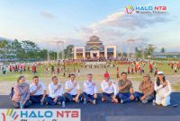 Kepala Dinas Kebudayaan Provinsi NTB, Muhamad Ihwan (tengah baju putih), berpose bersama jajaran dinas dan tim kreatif usai meninjau latihan tarian kolosal 