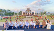 Kepala Dinas Kebudayaan Provinsi NTB, Muhamad Ihwan (tengah baju putih), berpose bersama jajaran dinas dan tim kreatif usai meninjau latihan tarian kolosal