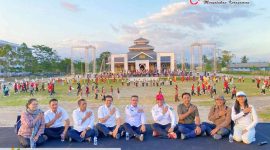 Kepala Dinas Kebudayaan Provinsi NTB, Muhamad Ihwan (tengah baju putih), berpose bersama jajaran dinas dan tim kreatif usai meninjau latihan tarian kolosal 