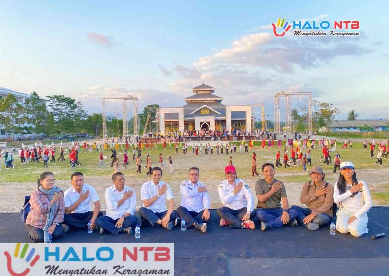 Kepala Dinas Kebudayaan Provinsi NTB, Muhamad Ihwan (tengah baju putih), berpose bersama jajaran dinas dan tim kreatif usai meninjau latihan tarian kolosal 