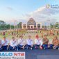Kepala Dinas Kebudayaan Provinsi NTB, Muhamad Ihwan (tengah baju putih), berpose bersama jajaran dinas dan tim kreatif usai meninjau latihan tarian kolosal 