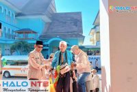 Petugas PPIH Embarkasi Lombok saat menyambut kepulangan Jemaah Haji Kloter 2 (Lombok Tengah) di Asrama Haji Mataram, NTB, Rabu, (3/6/2026). (Foto: Istimewa).