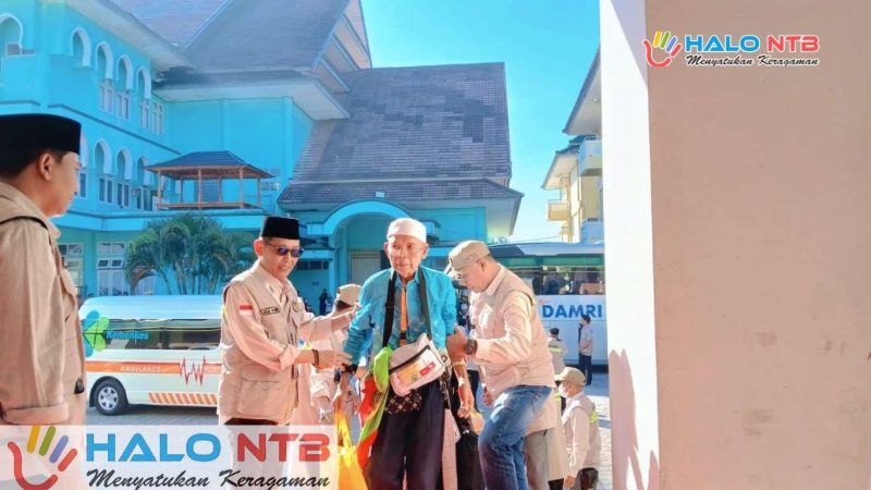 Petugas PPIH Embarkasi Lombok saat menyambut kepulangan Jemaah Haji Kloter 2 (Lombok Tengah) di Asrama Haji Mataram, NTB, Rabu, (3/6/2026). (Foto: Istimewa).