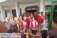 Petugas Kejaksaan Negeri Lombok Tengah menggiring para tersangka kasus korupsi pengadaan truk sampah dan amrollDinas Lingkungan Hidup (DLH) ke dalam mobil tahanan, Rabu (3/6/2026). (Foto: Istimewa)