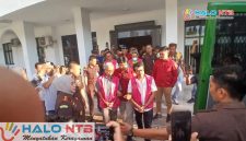 Petugas Kejaksaan Negeri Lombok Tengah menggiring para tersangka kasus korupsi pengadaan truk sampah dan amrollDinas Lingkungan Hidup (DLH) ke dalam mobil tahanan, Rabu (3/6/2026). (Foto: Istimewa)