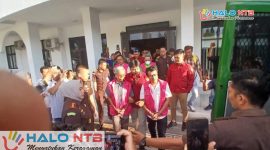 Petugas Kejaksaan Negeri Lombok Tengah menggiring para tersangka kasus korupsi pengadaan truk sampah dan amrollDinas Lingkungan Hidup (DLH) ke dalam mobil tahanan, Rabu (3/6/2026). (Foto: Istimewa)