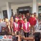 Petugas Kejaksaan Negeri Lombok Tengah menggiring para tersangka kasus korupsi pengadaan truk sampah dan amrollDinas Lingkungan Hidup (DLH) ke dalam mobil tahanan, Rabu (3/6/2026). (Foto: Istimewa)