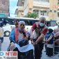 Petugas PPIH menyambut dan membantu Jemaah Haji Kloter 3 asal Lombok Barat saat tiba di Asrama Haji Mataram usai menunaikan ibadah haji di Tanah Suci, Kamis (4/6/2026). (Foto: Istimewa)