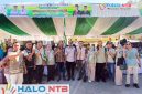 Jajaran Pemprov NTB melalui Dinas Pertanian dan Ketahanan Pangan NTB bersama Pemerintah Desa Taman Ayu berfoto bersama di sela-sela kegiatan Gerakan Pangan Murah di Desa Taman Ayu, Gerung, Lombok Barat, Jumat (5/6/2026). (Foto: Istimewa)