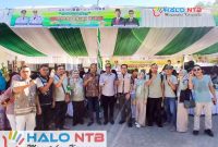Jajaran Pemprov NTB melalui Dinas Pertanian dan Ketahanan Pangan NTB bersama Pemerintah Desa Taman Ayu berfoto bersama di sela-sela kegiatan Gerakan Pangan Murah di Desa Taman Ayu, Gerung, Lombok Barat, Jumat (5/6/2026). (Foto: Istimewa)