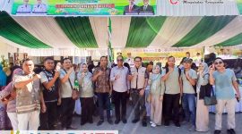 Jajaran Pemprov NTB melalui Dinas Pertanian dan Ketahanan Pangan NTB bersama Pemerintah Desa Taman Ayu berfoto bersama di sela-sela kegiatan Gerakan Pangan Murah di Desa Taman Ayu, Gerung, Lombok Barat, Jumat (5/6/2026). (Foto: Istimewa)