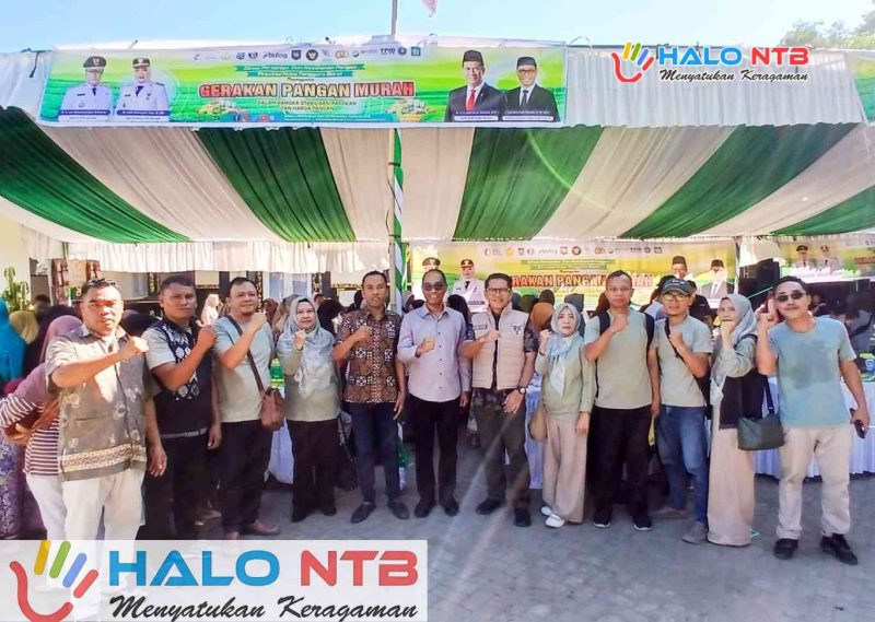 Jajaran Pemprov NTB melalui Dinas Pertanian dan Ketahanan Pangan NTB bersama Pemerintah Desa Taman Ayu berfoto bersama di sela-sela kegiatan Gerakan Pangan Murah di Desa Taman Ayu, Gerung, Lombok Barat, Jumat (5/6/2026). (Foto: Istimewa)