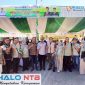 Jajaran Pemprov NTB melalui Dinas Pertanian dan Ketahanan Pangan NTB bersama Pemerintah Desa Taman Ayu berfoto bersama di sela-sela kegiatan Gerakan Pangan Murah di Desa Taman Ayu, Gerung, Lombok Barat, Jumat (5/6/2026). (Foto: Istimewa)