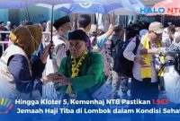 Sejumlah petugas PPIH Embarkasi Lombok menggunakan payung saat menyambut dan bersalaman dengan jemaah haji kloter 5 asal Mataram yang baru tiba di Asrama Haji Mataram, NTB, Minggu (7/6/2026). (Foto: Istimewa)