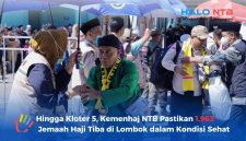Sejumlah petugas PPIH Embarkasi Lombok menggunakan payung saat menyambut dan bersalaman dengan jemaah haji kloter 5 asal Mataram yang baru tiba di Asrama Haji Mataram, NTB, Minggu (7/6/2026). (Foto: Istimewa)