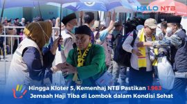 Sejumlah petugas PPIH Embarkasi Lombok menggunakan payung saat menyambut dan bersalaman dengan jemaah haji kloter 5 asal Mataram yang baru tiba di Asrama Haji Mataram, NTB, Minggu (7/6/2026). (Foto: Istimewa)