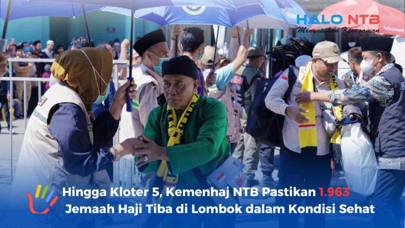 Sejumlah petugas PPIH Embarkasi Lombok menggunakan payung saat menyambut dan bersalaman dengan jemaah haji kloter 5 asal Mataram yang baru tiba di Asrama Haji Mataram, NTB, Minggu (7/6/2026). (Foto: Istimewa)