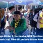 Sejumlah petugas PPIH Embarkasi Lombok menggunakan payung saat menyambut dan bersalaman dengan jemaah haji kloter 5 asal Mataram yang baru tiba di Asrama Haji Mataram, NTB, Minggu (7/6/2026). (Foto: Istimewa)