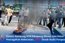 Puluhan massa BARA NTB membakar ban saat menggelar aksi unjuk rasa di depan Kantor Kanwil Kemenag NTB, Rabu (10/6/2026). (Foto: Istimewa)