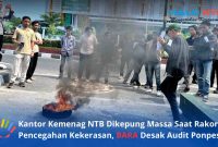 Puluhan massa BARA NTB membakar ban saat menggelar aksi unjuk rasa di depan Kantor Kanwil Kemenag NTB, Rabu (10/6/2026). (Foto: Istimewa)