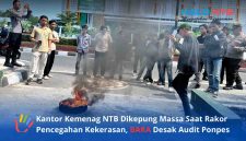 Puluhan massa BARA NTB membakar ban saat menggelar aksi unjuk rasa di depan Kantor Kanwil Kemenag NTB, Rabu (10/6/2026). (Foto: Istimewa)