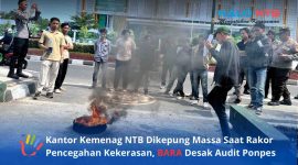 Puluhan massa BARA NTB membakar ban saat menggelar aksi unjuk rasa di depan Kantor Kanwil Kemenag NTB, Rabu (10/6/2026). (Foto: Istimewa)