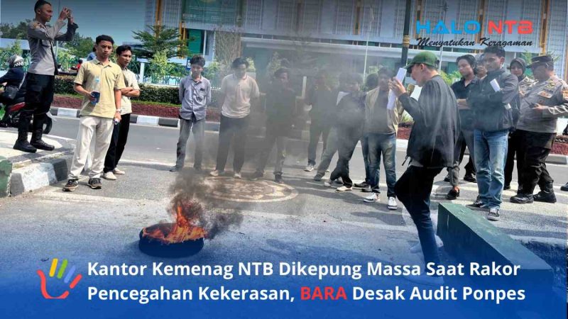 Puluhan massa BARA NTB membakar ban saat menggelar aksi unjuk rasa di depan Kantor Kanwil Kemenag NTB, Rabu (10/6/2026). (Foto: Istimewa)