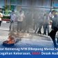 Puluhan massa BARA NTB membakar ban saat menggelar aksi unjuk rasa di depan Kantor Kanwil Kemenag NTB, Rabu (10/6/2026). (Foto: Istimewa)