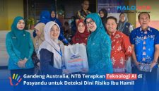 Ketua Tim Penggerak PKK Provinsi NTB, Sinta M. Iqbal secara simbolis menunjukkan dukungan saat peluncuran uji coba program riset 'Koneksi AI in Healthcare' di Posyandu Cempaka 2, Dusun Tempit, Desa Mekarsari, Narmada, Lombok Barat, Kamis (11/6).(Foto: Diskominfotik NTB)