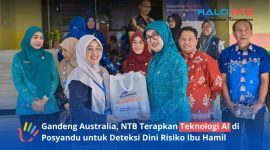 Ketua Tim Penggerak PKK Provinsi NTB, Sinta M. Iqbal secara simbolis menunjukkan dukungan saat peluncuran uji coba program riset 'Koneksi AI in Healthcare' di Posyandu Cempaka 2, Dusun Tempit, Desa Mekarsari, Narmada, Lombok Barat, Kamis (11/6).(Foto: Diskominfotik NTB)