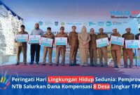 Wakil Gubernur NTB bersama Sekda NTB dan Kadis LH Provinsi NTB melakukan foto bersama dengan para Kepala Desa regional Kebon Kongok setelah prosesi penyerahan simbolis Bantuan Dana Kompensasi Dampak Negatif, Senin (15/6/2026). (Foto: Istimewa)